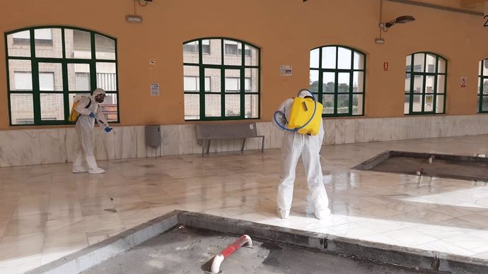 La UME desinfectando la estación de autobuses de Jaén capital durante la primera ola de la pantemia/Archivo