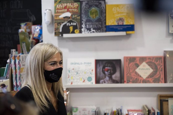 La consejera de Cultura y Patrimonio Histórico, Patricia del Pozo, en la librería La Casa Tomada durante un paseo literario con motivo del Día de las Librerías. En Sevilla, (Andalucía, España), a 13 de noviembre de 2020.