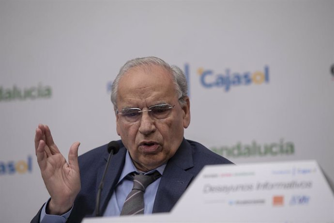 El exvicepresidente del Gobierno, Alfonso Guerra, durante su intervención en los desayunos informativos de Europa Press Andalucía en colaboración con Fundación Cajasol, Orange, Atlantic Copper y Laboratorios Vir. En la Fundación Cajasol.