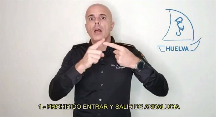 Fotograma del vídeo de la Policía Nacional de Huelva explicando en lengua de signos las medidas tomadas en Andalucía para reducir la incidencia del Covid-19.