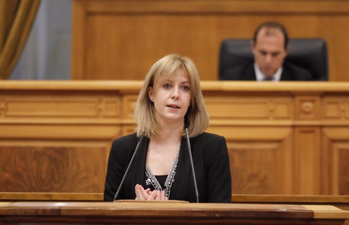 La portavoz del PSOE regional, Isabel Abengózar, en el pleno de las Cortes de C-LM por el Covid-19.