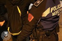 Tres detenidos, 15 denunciados y 3 agentes heridos en una fiesta en un piso alquilada en el barrio de Goya