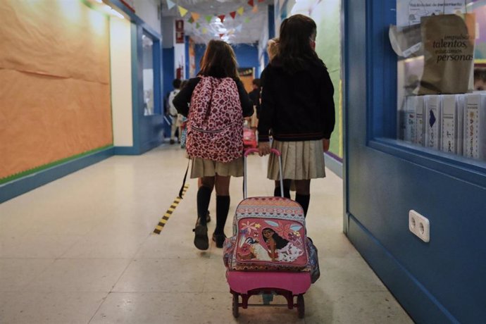 Niños en el hall del Colegio Privado Alameda de Osuna en el primer día del curso escolar 2020-2021.