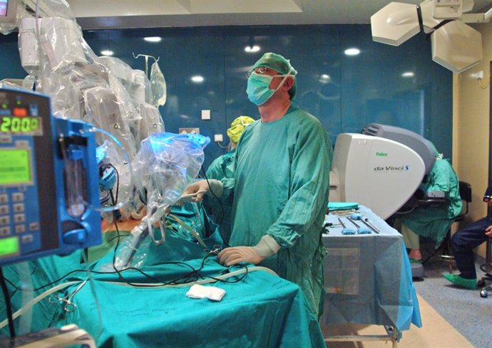Un doctor del Hospital Universitario Virgen del Rocío de Sevilla, utilizando cirugía robótica en casos de cáncer de cérvix.