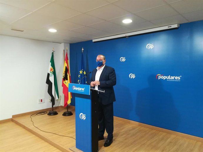 El presidente del PP extremeño, José Antonio Monago, en rueda de prensa en Mérida