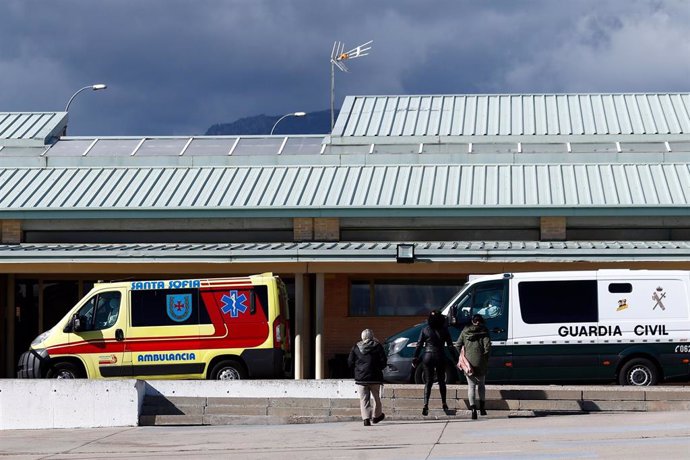 Una ambulancia espera fuera en la entrada de acceso de la cárcel de Soto del Real.