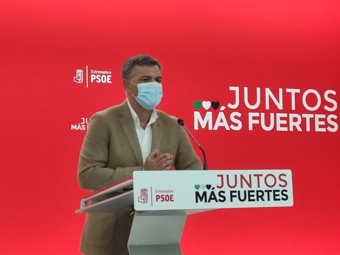 El portavoz del PSOE de Extremadura, Juan Antonio González, en rueda de prensa