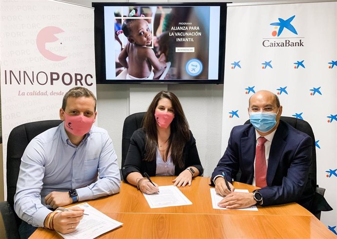 Momento de la firma del acuerdo con Miguel Antona, Director General de Innoporc (izquierda); Arantxa Rodríguez, Adjunta de Dirección de Innoporc (centro);  y José Ángel Matarranz, CaixaBank-Director Banca de Empresas Segovia (derecha). (Innoporc)