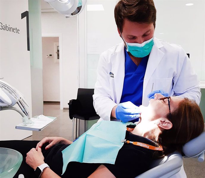 Un dentista examina a paciente