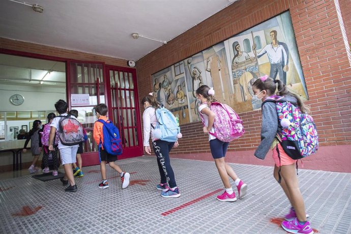 Escolares valencianos acediendo a un centro