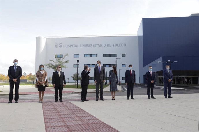 El presidente de Castilla-La Mancha, Emiliano García-Page, junto a los Reyes en su visita al Hospital Universitario de Toledo