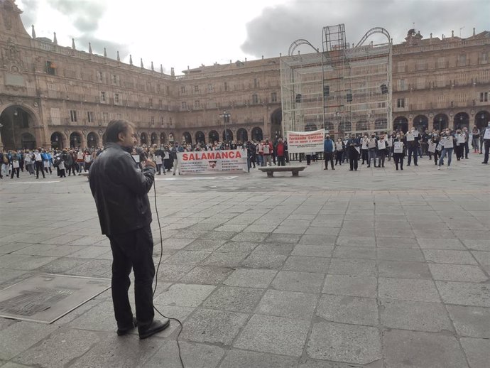 El concejal salmantino Fernando Castaño interviene en la concentración de autónomos en la Plaza Mayor de Salamanca.