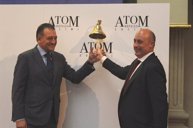 Eduardo Ozaita (Bankinter) y Víctor Martí, presidente de GMA, durante el debut en Bolsa de Atom Hoteles Socimi