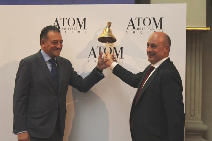 Eduardo Ozaita (Bankinter) y Víctor Martí, presidente de GMA, durante el debut en Bolsa de Atom Hoteles Socimi