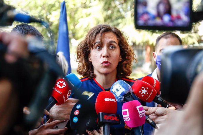 La presidenta del CSD, Irene Lozano, atiende a la prensa en el acto de conmemoración del X aniversario de la victoria de España en el Mundial de Sudáfrica