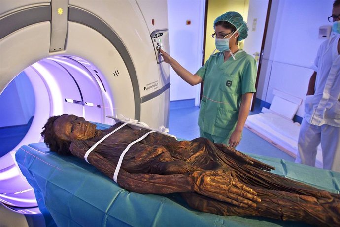 La momia guanche del Barranco de Herques sometiéndose a un TAC en el Hospital Quirón de Madrid