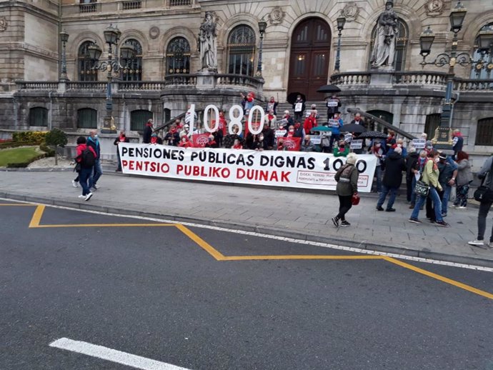 Protesta del colectivo de pensionistas ante el Ayuntamiento de Bilbao