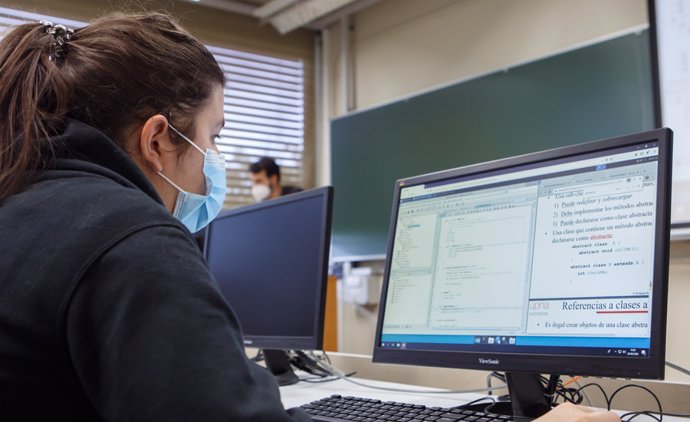 Una estudiante del grado en Ciencia de Datos, durante una clase en la UPNA.