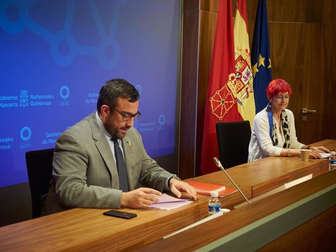 El vicepresidente primero y portavoz del Gobierno de Navarra, Javier Remírez y la consejera de Salud del Gobierno de Navarra, Santos Induráin, en una rueda de prensa.
