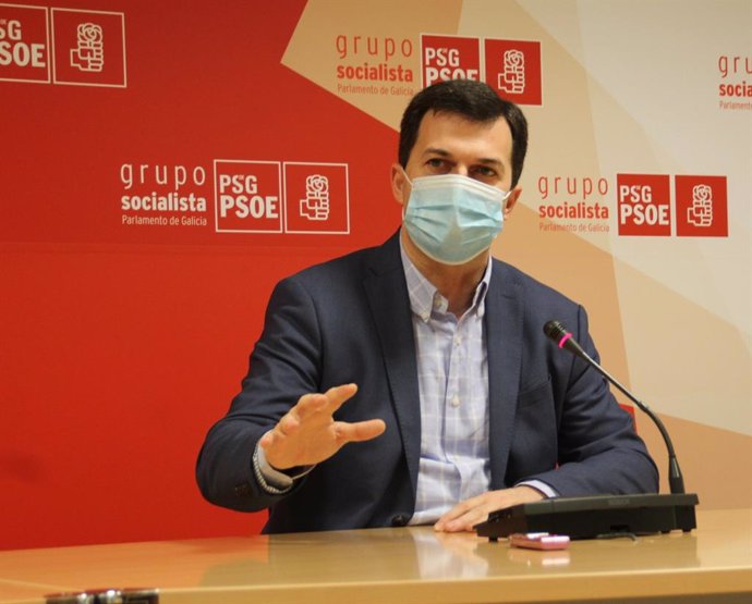 El secretario xeral del PSdeG, Gonzalo Caballero, en la rueda de prensa ofrecida en el Parlamento de Galicia