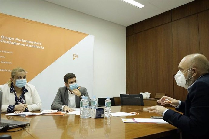 Reunión del portavoz parlamentario de Ciudadanos (Cs) en Andalucía, Sergio Romero, con el presidente de la Empresarial de Comercio de Andalucía (CECA), Rafael Bados.