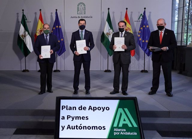Firma del acuerdo del presidente de la Junta de Andalucía, Juanma Moreno, con CEA, ATA y Cámaras de Comercio., este lunes en Sevilla