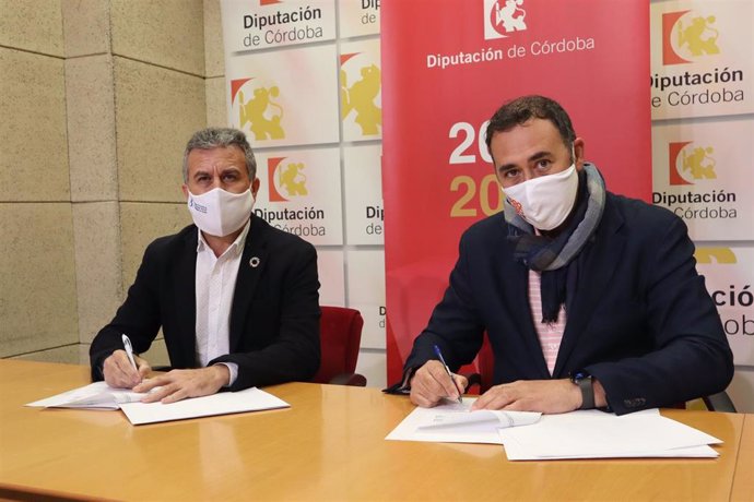 El presidente del IPBS de la Diputación de Córdoba, Francisco Ángel Sánchez (izda.), durante la firma con Proyecto Hombre