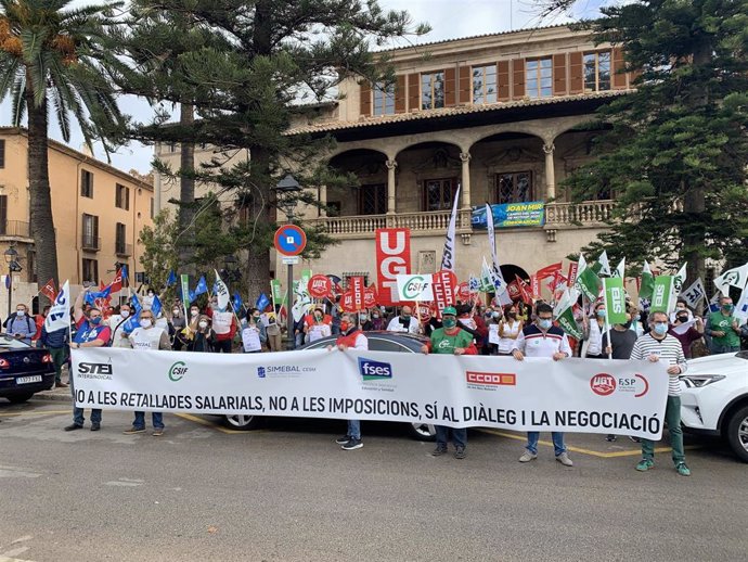 La Mesa Sectorial de Empleados Públicos se manifiesta delante del Consolat de Mar para exigir al Govern que no recorte los sueldos de los funcionarios.