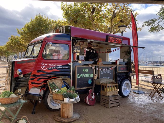 El presentador Marc Ribas, dentro del 'food truck' del nuevo programa de TV3 'Pop Up Xef', en el primer episodio que se ha grabado en Palamós (Girona)