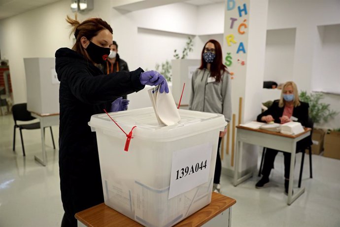 Una mujer con mascarilla vota en un colegio electoral de Sarajevo en las elecciones municipales