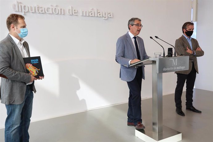El presidente de la Diputación de Málaga, Francisco Salado, presenta el libro sobre pregones y carteles del Concurso de Verdiales de Benagalbón