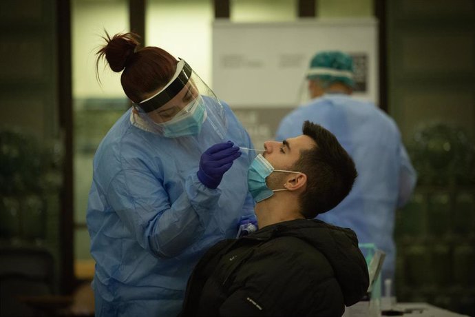 Personal sanitario realiza test rápido de antígenos (Archivo)