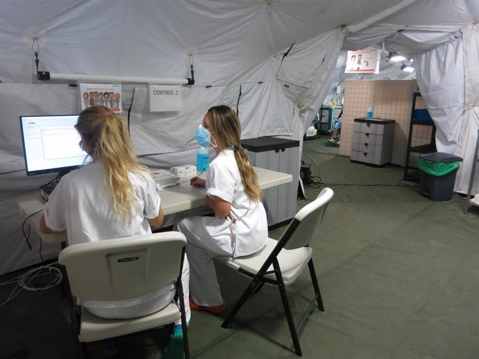 Zona de acceso a la carpa de Urgencias instalada en el aparcamiento del Hospital Clínico de Zaragoza.