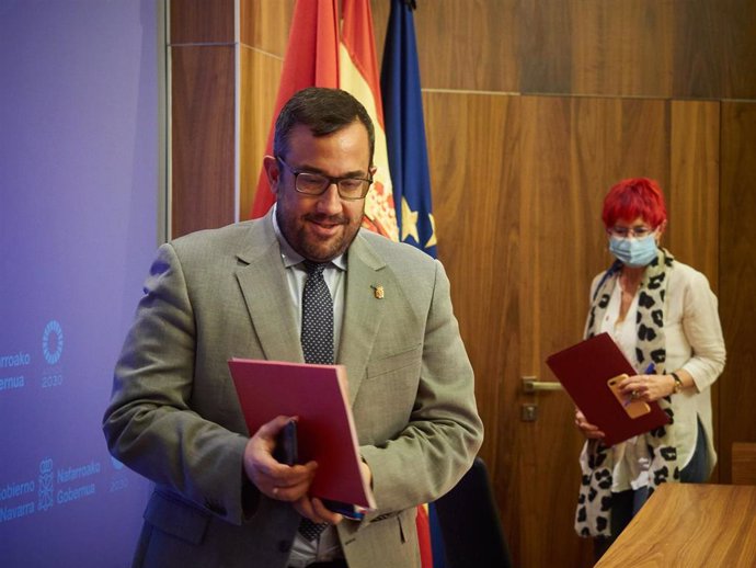 El vicepresidente primero y portavoz del Gobierno de Navarra, Javier Remírez, y la consejera de Salud, Santos Induráin, en una rueda de prensa.