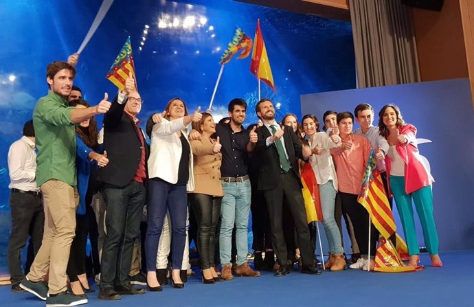 El  presidente del PP, Pablo Casado, posa con jóvenes de Nuevas Generaciones. 