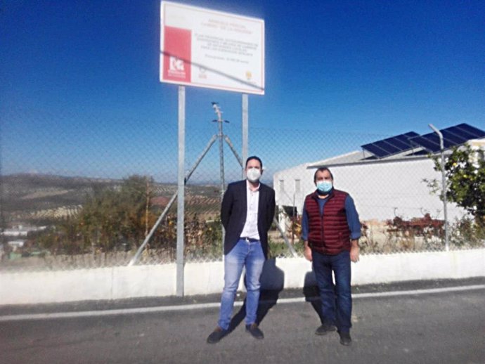 El delegado de Infraestructuras Rurales de la Diputación de Córdoba, Manuel Olmo (izda.), y el alcalde de Valenzuela, Antonio Pedregosa