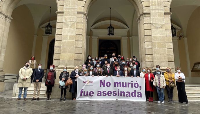 Minuto de silencio ante el Ayuntamiento de Sevilla