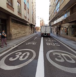 Nueva señalización de carriles en la calle López Gómez.