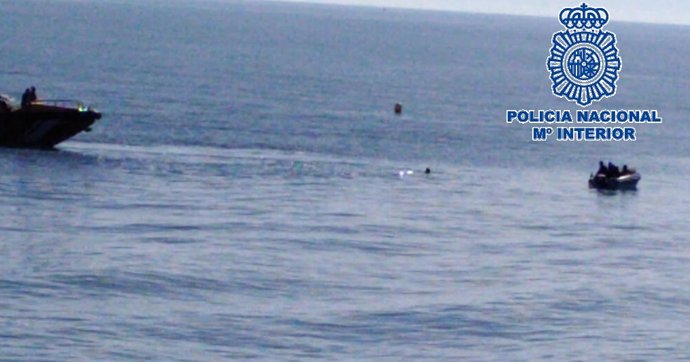 Policía Nacional Nota De Prensa Y Fotos (La Policía Nacional Detiene A Un Agresor Sexual Que, En Su Intento De Evitar El Arresto, Se Adentró En El Mar Y Permaneció Dos Horas Junto A Una Boya)