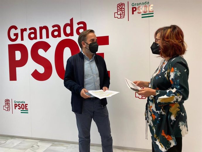 Jacobo Calvo y María Arnedo en la sede del PSOE