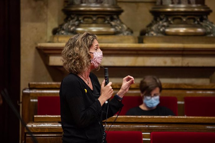 La consellera de Empresa y Conocimiento de la Generalitat, ngels Chacón, interviene durante un pleno de control al Gobierno de la Generalitat, marcado principalmente por la gestión del COVID-19, en el Parlamento catalán, Barcelona, Cataluña.