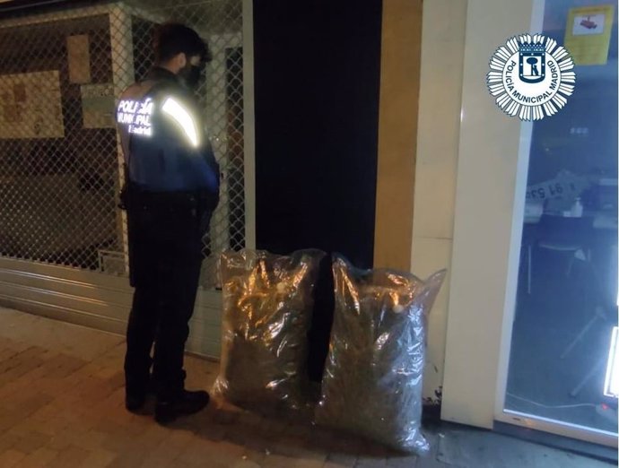 Dos detenidos sorprendidos cuando salían de una vivienda okupada en Tetuán con bolsas llenas de marihuana