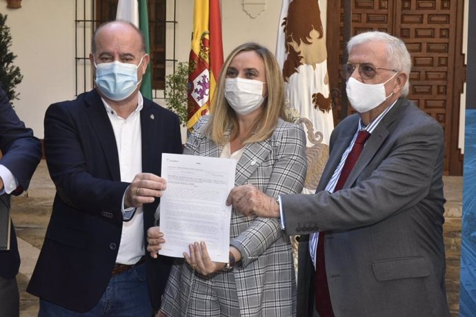 La sociedad del Puerto Seco de Antequera entrega a Marifrán Carazo el aval para el inicio de la obra