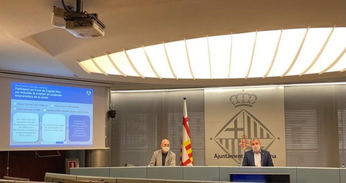 El director general de Barcelona Activa, Flix Ortega, y el primer teniente de alcalde, Jaume Collboni, presentan el proyecto Barcelona Accelera en una rueda de prensa.