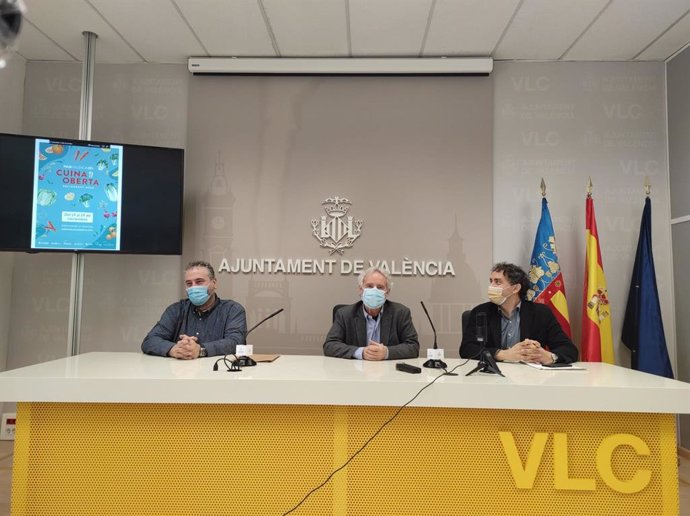 El chef Alejandro del Toro, el concejal de Turismo, Emiliano García, y el secretario autonómico de Turismo, Francesc Colomer, en la rueda de prensa de presentación