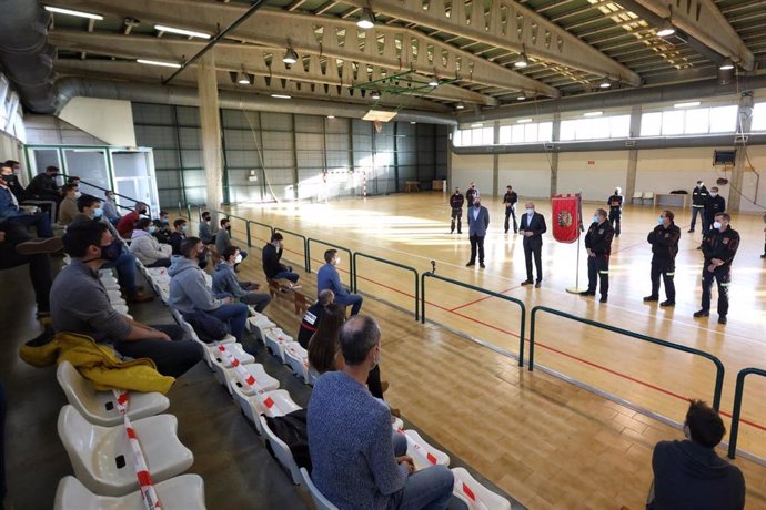 El alcalde recibe a los 62 nuevos bomberos de Zaragoza que inician su formación y refuerzan la plantilla