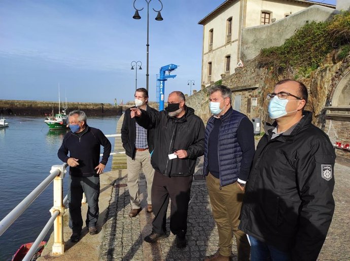 El diputado de Ciudadanos, Sergio García, visita el puerto de Tapia.