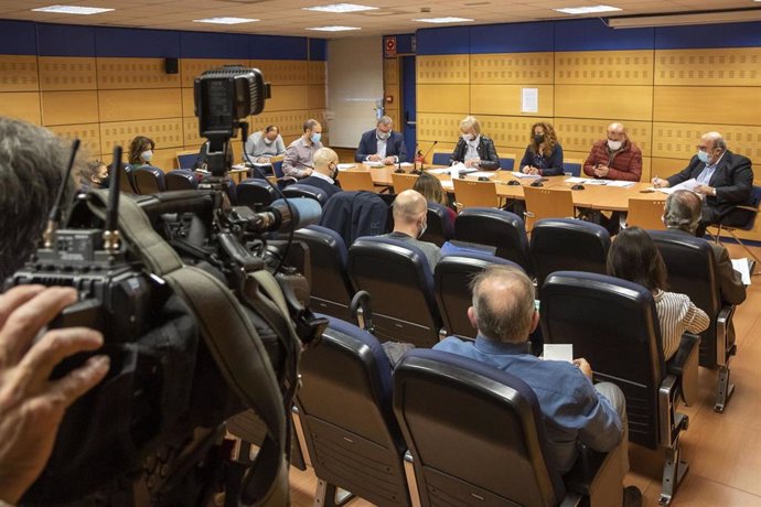 La consejera de Educación, Formación Profesional y Turismo, Marina Lombó, preside la reunión de la Mesa Sectorial de Educación