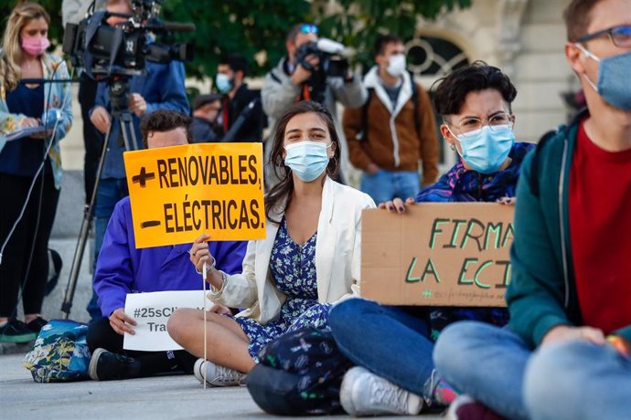 Un grupo de personas participa en la sentada ante el Congreso de los Diputados convocada con motivo del Día Global de Acción por el Clima, en Madrid (España), a 25 de septiembre de 2020. Ha sido el movimiento Juventud por el Clima-Fridays For Future Esp