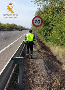 Un agente de la Guardia Civil frente a la limitación de 70 km/h